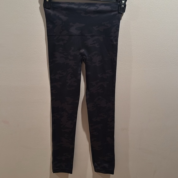 Spanx Look at me now Camo Leggings Medium - Picture 3 of 6